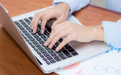 ?？谧怨舅璨牧嫌心男?></p><h3>?？谧怨舅璨牧嫌心男?/h3><p>在實際辦理過程中，準備齊全的材料可以大幅提升效率。一般來說，海口注冊公司的流程和手續(xù)中常見材料包括：</p><p>公司法定代表人及股東的身份證明文件;公司名稱預(yù)先核準結(jié)果;公司章程;注冊地址相關(guān)證明材料;以及其他根據(jù)公司類型需要補充的資料。若為多股東公司，還需明確各股東的出資比例和方式。</p><p>需要注意的是，不同類型企業(yè)在材料細節(jié)上可能存在差異。提前了解清楚所需材料，是順利完成?？谧怨镜牧鞒毯褪掷m(xù)的重要保障。</p><h3>?？谧怨镜某Ｒ妴栴}與注意事項</h3><p>在實際操作中，許多創(chuàng)業(yè)者對?？谧怨镜牧鞒毯褪掷m(xù)存在誤區(qū)。例如，注冊資本并非越高越好，而是應(yīng)結(jié)合自身實際情況合理填寫;經(jīng)營范圍并非越多越好，過于寬泛反而可能影響后續(xù)管理。</p><p>此外，注冊地址的合規(guī)性也是關(guān)鍵問題之一。不符合要求的地址，可能會在審核階段被退回，影響注冊進度。因此，在辦理?？谧怨镜牧鞒毯褪掷m(xù)時，務(wù)必重視這些細節(jié)。</p><p>對于缺乏經(jīng)驗的創(chuàng)業(yè)者來說，流程不熟、政策理解不充分，往往會導(dǎo)致反復(fù)修改材料、延長辦理周期，這也是許多人選擇專業(yè)機構(gòu)協(xié)助辦理的重要原因。</p><h3>總結(jié)與咨詢建議</h3><p>綜合來看，?？谧怨镜牧鞒毯褪掷m(xù)并不復(fù)雜，但涉及多個環(huán)節(jié)，每一步都需要規(guī)范操作。從名稱核準到執(zhí)照領(lǐng)取，再到后續(xù)配套手續(xù)，只要提前規(guī)劃、材料齊全，就能高效完成注冊。</p><p>如果你對?？谧怨镜牧鞒毯褪掷m(xù)仍有疑問，或希望節(jié)省時間、避免反復(fù)修改材料，建議隨時咨詢海口泓灼會計。依托多年工商服務(wù)經(jīng)驗，?？阢茣嬁蔀槟闾峁淖宰稍兊铰涞剞k理的一站式支持，幫助你更安心、更高效地完成公司注冊。</p><div   id=