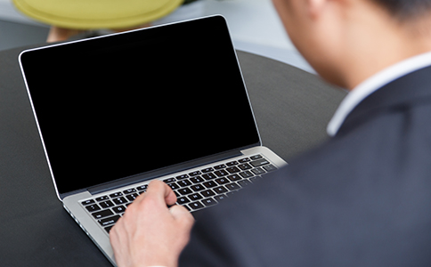 ?？诠咀缘刂?></p><h3>?？诠咀缘刂纷兏虍惓Ｐ枰⒁馐裁?/h3><p>在企業(yè)經(jīng)營過程中，若注冊地址發(fā)生變化，需及時辦理地址變更手續(xù)。否則，可能被列入地址異常名錄，影響企業(yè)信用。</p><p>圍繞?？诠咀缘刂芬?，企業(yè)在地址變更或出現(xiàn)異常時，應(yīng)重點注意：</p><p>地址變更需依法申報，信息應(yīng)同步更新;</p><p>避免長期無法聯(lián)系或無人辦公的情況;</p><p>定期關(guān)注工商及相關(guān)部門通知。</p><p>及時規(guī)范處理地址問題，有助于企業(yè)保持良好的經(jīng)營狀態(tài)。</p><h3>?？诠咀缘刂烦Ｒ妴栴}與實操建議<p>在實際咨詢?？诠咀缘刂芬髸r，常見問題主要集中在：</p><p>地址是否可以共用;</p><p>住宅地址是否允許注冊;</p><p>地址證明材料如何準(zhǔn)備。</p><p>針對這些問題，建議企業(yè)在注冊前提前規(guī)劃注冊地址方案，確保材料齊全、用途合規(guī)，以提高一次性通過率。</p></h3><h3>總結(jié)</h3><p>綜合來看，?？诠咀缘刂芬笫枪咀约昂罄m(xù)經(jīng)營中不可忽視的重要環(huán)節(jié)。無論是地址選擇、類型判斷，還是后期變更與維護(hù)，都需要嚴(yán)格按照相關(guān)規(guī)定執(zhí)行。</p><p>如果企業(yè)對注冊地址合規(guī)要求、材料準(zhǔn)備或具體操作不夠熟悉，建議在辦理前隨時咨詢 ?？阢茣嫛Ｍㄟ^專業(yè)人員協(xié)助梳理注冊地址方案、規(guī)范相關(guān)流程，可以有效降低合規(guī)風(fēng)險，幫助企業(yè)順利完成注冊并穩(wěn)健經(jīng)營。</p><div   id=