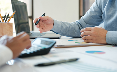 ?？诳缇畴娚坦咀?></p><h3>影響?？诳缇畴娚坦咀再M用高低的關鍵因素</h3><p>即便都是在海口注冊跨境電商公司，不同企業(yè)最終承擔的注冊費用也可能存在明顯差異，核心原因在于以下幾個方面。</p><p>首先是公司類型與規(guī)劃不同。有限責任公司、個人獨資企業(yè)在注冊要求和合規(guī)成本上存在差別，跨境電商業(yè)務是否涉及多平臺、多模式運營，也會影響整體注冊方案，從而影響?？诳缇畴娚坦咀再M用水平。</p><p>其次是注冊地址選擇。部分企業(yè)傾向于選擇政策配套完善的園區(qū)地址，這類地址在服務和資源對接方面更具優(yōu)勢，但成本相對普通掛靠地址會略高一些。如何在成本與長期發(fā)展之間取得平衡，是企業(yè)需要重點考慮的問題。</p><p>再次是是否委托專業(yè)機構辦理。自行辦理雖然表面成本較低，但如果對流程不熟悉，容易因材料不規(guī)范、經(jīng)營范圍填寫不當而反復修改，反而增加隱性成本。專業(yè)代辦機構往往能夠一次性規(guī)劃到位，避免重復支出。</p><p>此外，企業(yè)對后續(xù)合規(guī)成本的預期也會影響注冊階段的費用決策。如果在注冊階段就同步考慮后期財務、申報等問題，整體成本會更可控。</p><h3>企業(yè)在關注?？诳缇畴娚坦咀再M用時容易忽略的問題</h3><p>在實際咨詢過程中，很多企業(yè)在了解?？诳缇畴娚坦咀再M用時，容易陷入一些常見誤區(qū)。</p><p>一是只看價格，不看服務內容。有些低價方案往往只覆蓋最基礎的注冊環(huán)節(jié)，后續(xù)涉及地址異常、經(jīng)營范圍調整等問題時，企業(yè)需要額外付費處理，整體成本反而更高。</p><p>二是忽視注冊與后續(xù)經(jīng)營的銜接問題?？缇畴娚坦咀圆⒉皇墙K點，如果前期規(guī)劃不合理，后續(xù)在平臺入駐、業(yè)務開展時可能需要重新變更信息，增加不必要的時間和費用。</p><p>三是低估政策和合規(guī)的重要性?？缇畴娚躺婕暗恼吒螺^快，如果注冊方案未充分考慮合規(guī)要求，后期整改的成本往往遠高于前期合理規(guī)劃的費用。</p><p>因此，企業(yè)在評估?？诳缇畴娚坦咀再M用時，應當從“短期支出”轉向“整體成本”的角度進行判斷。</p><h3>總結</h3><p>總體來看，?？诳缇畴娚坦咀再M用并不存在統(tǒng)一固定標準，而是與公司類型、注冊地址、辦理方式以及后續(xù)規(guī)劃密切相關。企業(yè)在注冊前，既要關注費用本身，更要重視費用背后的服務質量與合規(guī)保障。</p><p>對于希望高效完成注冊、減少試錯成本的企業(yè)來說，提前做好方案規(guī)劃尤為關鍵。如在辦理?？诳缇畴娚坦咀赃^程中，對費用構成、流程安排或材料準備仍存在疑問，建議隨時咨詢?？阢茣?，由本地專業(yè)團隊提供針對性指導，幫助企業(yè)合理控制注冊成本，順利開展跨境電商業(yè)務。</p><div   id=