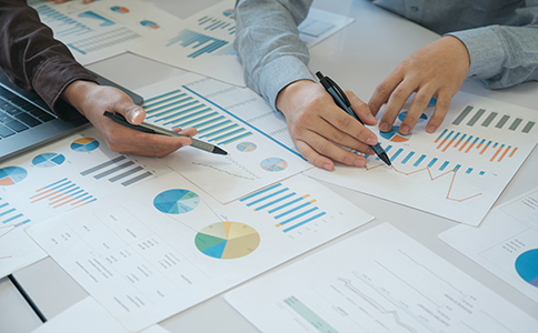 ?？陔娚坦咀粤鞒?></p><h3>詳細(xì)介紹海口電商公司注冊流程</h3><p>1. 公司名稱核準(zhǔn)</p><p>注冊電商公司首先需要進(jìn)行公司名稱核準(zhǔn)。企業(yè)需根據(jù)?？诠ど叹值囊?guī)定提交多個備選名稱，確保名稱唯一、符合行業(yè)規(guī)范，并包含“電商”或相關(guān)標(biāo)識，以便用戶快速識別業(yè)務(wù)性質(zhì)。通過線上系統(tǒng)或工商局窗口提交名稱預(yù)核準(zhǔn)申請，一般1-3個工作日即可完成核準(zhǔn)。</p><p>2. 確定經(jīng)營范圍與注冊類型</p><p>明確公司的經(jīng)營范圍是注冊流程中的關(guān)鍵環(huán)節(jié)。電商公司常見經(jīng)營范圍包括網(wǎng)絡(luò)零售、電子商務(wù)技術(shù)服務(wù)、跨境電商等。在?？谧詴r，可以選擇有限責(zé)任公司或個體工商戶形式，但為了融資、稅務(wù)及企業(yè)信用便利，建議選擇有限責(zé)任公司。</p><p>在確定經(jīng)營范圍時，還需結(jié)合電商平臺要求，如入駐天貓、京東、拼多多等，有些平臺會要求營業(yè)執(zhí)照中經(jīng)營范圍包含電商業(yè)務(wù)或電子商務(wù)相關(guān)服務(wù)。</p><p>3. 注冊資本與出資方式</p><p>海口電商公司注冊流程中，注冊資本填寫是必不可少的環(huán)節(jié)。根據(jù)新公司法規(guī)定，一般情況下有限責(zé)任公司實(shí)行認(rèn)繳制，注冊資本可根據(jù)企業(yè)實(shí)際情況填寫，且不設(shè)最低限制。出資方式可以為貨幣出資，也可結(jié)合實(shí)物或知識產(chǎn)權(quán)出資，但實(shí)務(wù)中絕大多數(shù)電商公司選擇貨幣出資最為便捷。</p><p>4. 提供注冊地址</p><p>電商公司注冊必須有合法的注冊地址。?？谥С肿≌刂纷噪娚坦荆杼峁┓慨a(chǎn)證復(fù)印件或租賃合同及房東授權(quán)書。如果企業(yè)計(jì)劃長期運(yùn)營，選擇專業(yè)的商務(wù)寫字樓或孵化器地址，可提升企業(yè)形象，并便于后續(xù)工商及稅務(wù)管理。</p><p>5. 材料準(zhǔn)備與提交</p><p>完成上述步驟后，需準(zhǔn)備完整注冊材料，包括：</p><p>- 公司名稱核準(zhǔn)通知書</p><p>- 股東身份證明</p><p>- 注冊地址證明</p><p>- 公司章程</p><p>- 投資人出資承諾書</p><p>提交材料后，工商部門會進(jìn)行審核。材料齊全、符合要求的情況下，一般5-10個工作日可領(lǐng)取營業(yè)執(zhí)照。</p><p>6. 銀行開戶及稅務(wù)登記</p><p>取得營業(yè)執(zhí)照后，企業(yè)需在銀行開立公司賬戶，用于日常收支及稅務(wù)申報。同時需到海口稅務(wù)局進(jìn)行稅務(wù)登記，申請一般納稅人資格(如適用)，并了解增值稅、企業(yè)所得稅及跨境電商特殊稅務(wù)政策。</p><p>此外，還可選擇代辦機(jī)構(gòu)協(xié)助完成銀行開戶、稅務(wù)申報及發(fā)票申請，節(jié)省時間，提高注冊效率。<br><img src=