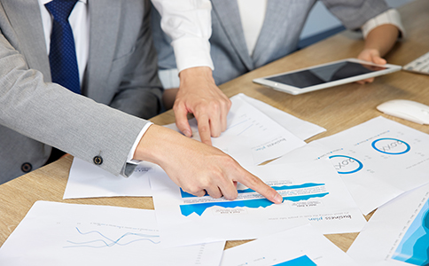 ?？谑称饭咀粤鞒?></p><h3>?？谑称饭咀粤鞒碳百Y料詳解</h3><p>在?？谵k理食品公司注冊，整體流程與普通公司類似，但因行業(yè)特殊性，會多出許可證審批環(huán)節(jié)。圍繞?？谑称饭咀粤鞒碳百Y料，主要包括以下幾個核心步驟：</p><p>第一步：公司名稱核準</p><p>創(chuàng)業(yè)者需提前準備3-5個備用名稱，通過市場監(jiān)管系統(tǒng)進行核名。名稱結(jié)構(gòu)一般為“?？?字號+行業(yè)+有限公司”。若涉及“食品”“餐飲”等行業(yè)表述，需符合經(jīng)營范圍規(guī)范。</p><p>第二步：確定注冊地址</p><p>?？谧允称饭緦龅匾筝^為嚴格。若涉及食品加工或現(xiàn)場制售，必須為商用地址，并滿足食品安全監(jiān)管標準。僅做預(yù)包裝食品銷售的，可根據(jù)實際情況選擇合規(guī)商用地址。</p><p>第三步：注冊資本及股東信息確定</p><p>注冊資本實行認繳制，但建議根據(jù)實際經(jīng)營規(guī)模合理填寫。需明確股東出資比例、法人代表、監(jiān)事信息，并準備身份證明材料。</p><p>第四步：提交營業(yè)執(zhí)照申請</p><p>通過線上系統(tǒng)提交設(shè)立申請資料，審核通過后即可領(lǐng)取營業(yè)執(zhí)照。這一階段屬于?？谑称饭咀粤鞒碳百Y料中的基礎(chǔ)環(huán)節(jié)。</p><p>第五步：辦理食品經(jīng)營許可證</p><p>這是食品公司區(qū)別于普通公司的關(guān)鍵步驟。需要提交經(jīng)營場地平面圖、設(shè)備清單、食品安全管理制度等材料，監(jiān)管部門會進行現(xiàn)場核查。只有取得食品經(jīng)營許可證后，企業(yè)方可正式開展食品銷售或加工活動。</p><p>第六步：銀行開戶及稅務(wù)登記</p><p>領(lǐng)取營業(yè)執(zhí)照后，還需完成銀行基本賬戶開戶及稅務(wù)登記備案，確保后續(xù)正常經(jīng)營及記賬報稅。</p><p>整體來看，?？谑称饭咀粤鞒碳百Y料環(huán)節(jié)較多，建議提前規(guī)劃時間，避免因許可證審核延誤開業(yè)。<br><img src=