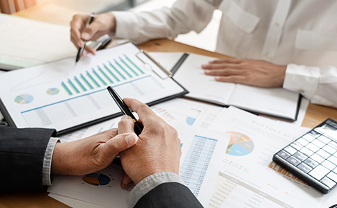 ?？谧晕锪鞴舅璨牧厦骷?></p><h3>海口注冊物流公司所需材料明細</h3><p>在實際操作中，很多人更關心?？谠鯓幼晕锪鞴拘枰獪蕚淠男┎牧稀３Ｒ姴牧习ǎ?/p><p>1. 法人及股東身份證復印件</p><p>2. 股東出資比例說明</p><p>3. 公司章程</p><p>4. 注冊地址租賃合同及房產證明</p><p>5. 公司名稱預先核準通知書</p><p>6. 經營范圍規(guī)范表述</p><p>7. 如辦理道路運輸許可證，還需提供車輛信息、駕駛員資格證明等相關資料</p><p>材料準備齊全，是確保海口怎樣注冊物流公司順利推進的關鍵。如果資料存在缺漏，可能導致審核退回，延誤注冊時間。</p><h3>海口注冊物流公司的費用與周期分析</h3><p>在了解?？谠鯓幼晕锪鞴緯r，費用問題也是創(chuàng)業(yè)者關注重點。通常注冊費用主要包括：</p><p>1. 刻章費用</p><p>2. 銀行開戶費用</p><p>3. 代理服務費用(如委托代辦)</p><p>4. 道路運輸許可證辦理費用(如涉及)</p><p>若自行辦理，公司注冊本身不收取高額行政費用，但由于流程復雜、材料規(guī)范性要求高，很多創(chuàng)業(yè)者會選擇專業(yè)代辦機構協(xié)助辦理。專業(yè)機構不僅熟悉海口注冊物流公司流程，還能協(xié)助規(guī)避經營范圍填寫不規(guī)范、資質遺漏等問題。</p><p>辦理周期方面，普通營業(yè)執(zhí)照注冊通常一周左右完成;若疊加運輸資質審批，整體時間可能延長至2-3周。</p><h3>總結</h3><p>綜上所述，圍繞“?？谠鯓幼晕锪鞴尽边@一問題，可以看出注冊物流企業(yè)不僅僅是簡單辦理營業(yè)執(zhí)照，還涉及經營范圍規(guī)范、注冊地址合規(guī)、運輸資質審批等多個環(huán)節(jié)。若準備不充分，容易影響公司后續(xù)正常經營。</p><p>對于缺乏注冊經驗的創(chuàng)業(yè)者而言，選擇專業(yè)機構協(xié)助辦理?？谠鯓幼晕锪鞴鞠嚓P手續(xù)，可以有效提高辦理效率，降低風險，確保材料規(guī)范、流程順暢。</p><p>如果您正在籌備物流企業(yè)設立，不清楚海口怎樣注冊物流公司更高效、更穩(wěn)妥，建議隨時咨詢?？阢茣?。專業(yè)團隊可為您提供從公司核名、營業(yè)執(zhí)照辦理、道路運輸許可證申請到后續(xù)記賬報稅的一站式服務，幫助您順利開啟物流創(chuàng)業(yè)之路。</p><div   id=