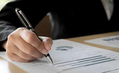 ?？谧孕鹿竞嗣幕疽?></p><h3>?？谧孕鹿竞嗣幕疽?/h3><p>在進行?？谧孕鹿竞嗣麜r，公司名稱必須符合國家及工商管理部門的相關規(guī)定。一般來說，公司名稱主要由四個部分組成：行政區(qū)劃、字號、行業(yè)特點以及組織形式。例如：?？谀衬晨萍加邢薰尽?/p><p>首先，企業(yè)名稱中的字號需要具有獨特性，不能與已經(jīng)注冊的公司名稱相同或近似。如果名稱重復，系統(tǒng)審核時就無法通過。因此，創(chuàng)業(yè)者在提交核名申請時通常需要準備多個備用名稱，以提高通過率。</p><p>其次，公司名稱中的行業(yè)表述需要與企業(yè)的經(jīng)營范圍相匹配。例如從事電子商務的企業(yè)，可以使用“電子商務”“科技”“信息技術”等行業(yè)表述。如果行業(yè)描述與實際經(jīng)營范圍差異較大，也可能影響?？谧孕鹿竞嗣膶徍私Y果。</p><p>另外，企業(yè)名稱還不能包含法律法規(guī)禁止使用的詞語，例如誤導性詞語、夸大性詞語以及國家機關相關字樣等，這些都是企業(yè)在進行核名時需要重點注意的事項。</p><h3>海口注冊新公司核名流程</h3><p>了解?？谧孕鹿竞嗣霓k理流程，可以幫助創(chuàng)業(yè)者更加高效地完成公司注冊準備工作。一般來說，企業(yè)名稱核準主要包含以下幾個步驟。</p><p>首先，創(chuàng)業(yè)者需要準備多個公司名稱作為備選方案。通常建議準備三到五個名稱，以便在名稱重復時可以及時替換。</p><p>其次，登錄相關工商服務系統(tǒng)或通過線下窗口提交企業(yè)名稱預先核準申請。在提交申請時，需要填寫企業(yè)名稱、經(jīng)營范圍、股東信息以及注冊資本等基本資料。</p><p>隨后，工商部門會對提交的企業(yè)名稱進行審核。審核主要包括名稱重復查詢、行業(yè)表述規(guī)范性審查以及名稱結構審核等。如果符合要求，企業(yè)名稱即可通過審核。</p><p>最后，當海口注冊新公司核名通過后，企業(yè)名稱會被保留一段時間。創(chuàng)業(yè)者需要在規(guī)定期限內完成公司注冊申請，否則名稱可能會失效，需要重新申請核名。<br><img src=