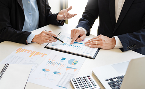 ?？诳缡》止咀运璨牧?></p><h3>?？诳缡》止咀运璨牧?/h3><p>在辦理過程中，資料準備是關鍵。關于海口跨省分公司注冊流程，通常需要準備以下材料：</p><p>總公司營業(yè)執(zhí)照復印件</p><p>需加蓋總公司公章，用于證明企業(yè)主體資格。</p><p>總公司章程及設立決議</p><p>總公司需出具設立分公司的決議文件，明確分公司設立事項。</p><p>分公司負責人身份證明</p><p>需提供負責人身份證復印件及相關任職文件。</p><p>分公司注冊地址證明</p><p>包括租賃合同或房產證明，地址需符合工商登記要求。</p><p>分公司設立登記申請書</p><p>填寫完整并由總公司蓋章確認。</p><p>授權委托書</p><p>如委托代理機構辦理，還需提供授權委托文件。</p><p>在準備這些材料時，應確保信息真實、完整，以提高海口跨省分公司注冊流程的審核通過率。</p><h3>海口跨省分公司注冊注意事項</h3><p>在辦理?？诳缡》止咀粤鞒虝r，企業(yè)還需注意以下幾個關鍵問題：</p><p>首先，分公司不具備獨立法人資格，其法律責任由總公司承擔。因此在經營過程中，應加強風險管理。</p><p>其次，注冊地址必須真實有效。?？趯ψ缘刂穼徍溯^為嚴格，建議選擇合規(guī)的辦公地址。</p><p>再次，經營范圍需與總公司保持一致或在授權范圍內，不得超出總公司經營范圍。</p><p>此外，如果企業(yè)跨省設立分公司，部分地區(qū)可能涉及檔案調取或備案手續(xù)，應提前了解相關政策要求。</p><p>最后，分公司成立后需要按規(guī)定進行稅務申報及財務管理，確保企業(yè)經營合規(guī)。</p><h3>總結</h3><p>總體來看，?？诳缡》止咀粤鞒贪Q核準、提交工商申請、領取營業(yè)執(zhí)照、刻章備案、銀行開戶以及稅務登記等步驟。雖然流程與普通公司注冊類似，但由于分公司依附于總公司，在資料準備和責任承擔方面具有一定特殊性。</p><p>企業(yè)在辦理過程中，應提前準備好總公司相關資料，并確保注冊地址和經營范圍符合規(guī)定，這樣可以有效提高審批效率。同時，合理規(guī)劃分公司運營模式，有助于企業(yè)更好地拓展市場。</p><p>如果您正在辦理?？诳缡》止咀粤鞒蹋驅ο嚓P手續(xù)和材料存在疑問，建議隨時咨詢海口泓灼會計。專業(yè)團隊可提供分公司注冊、工商代辦及財務服務等一站式支持，幫助企業(yè)高效完成注冊流程，實現跨區(qū)域業(yè)務穩(wěn)步發(fā)展。</p>                </div>
                <p class=