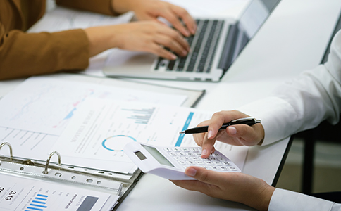 在?？谧再Q易公司的費用