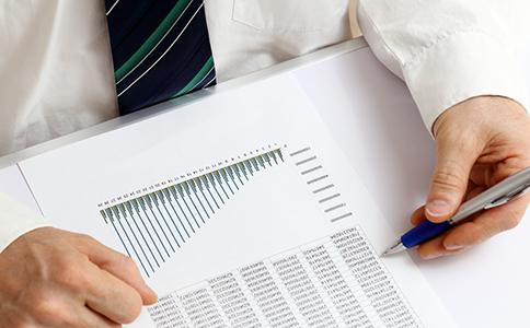 海南?？谧宰廛嚬镜牟牧?></p><h3>海南海口注冊租車公司的材料</h3><p>注冊過程中需要準(zhǔn)備的材料包括：</p><p>1. 公司名稱預(yù)先核準(zhǔn)通知書</p><p>2. 法人及股東身份證明</p><p>3. 公司章程</p><p>4. 注冊地址證明(租賃合同或產(chǎn)權(quán)證明)</p><p>5. 經(jīng)營范圍說明</p><p>6. 注冊資本認(rèn)繳信息</p><p>7. 聯(lián)系方式及相關(guān)登記表格</p><p>材料準(zhǔn)備齊全，可以有效提升審批效率，也是滿足海南海口注冊租車公司的條件的重要環(huán)節(jié)。</p><h3>海南?？谧宰廛嚬镜馁M(fèi)用說明</h3><p>注冊租車公司涉及的費(fèi)用主要包括：</p><p>1. 工商注冊費(fèi)用</p><p>目前大多數(shù)地區(qū)注冊費(fèi)用較低或免收。</p><p>2. 刻章費(fèi)用</p><p>一般在300-800元不等。</p><p>3. 注冊地址費(fèi)用</p><p>若使用掛靠地址，費(fèi)用約為1000-3000元/年。</p><p>4. 代理服務(wù)費(fèi)用</p><p>若選擇代辦機(jī)構(gòu)，費(fèi)用通常在1000-3000元之間。</p><p>5. 車輛投入成本</p><p>根據(jù)業(yè)務(wù)規(guī)模不同，車輛采購或租賃成本差異較大。</p><p>整體來看，滿足海南海口注冊租車公司的條件并不需要過高成本，但需合理規(guī)劃資金。</p><h3>海南海口注冊租車公司的注意事項(xiàng)</h3><p>在注冊及運(yùn)營過程中，還需重點(diǎn)關(guān)注以下問題：</p><p>1. 經(jīng)營范圍填寫準(zhǔn)確</p><p>避免后期業(yè)務(wù)受限或需要變更。</p><p>2. 注冊地址合規(guī)性</p><p>虛假地址可能導(dǎo)致工商異常。</p><p>3. 車輛合規(guī)運(yùn)營</p><p>確保車輛保險(xiǎn)齊全，符合行業(yè)監(jiān)管要求。</p><p>4. 稅務(wù)規(guī)范申報(bào)</p><p>按時(shí)記賬報(bào)稅，避免稅務(wù)風(fēng)險(xiǎn)。</p><p>5. 是否需要行業(yè)許可</p><p>如涉及網(wǎng)約車或旅游業(yè)務(wù)，需額外辦理相關(guān)資質(zhì)。</p><p>這些注意事項(xiàng)直接影響企業(yè)后期發(fā)展，也是完善海南?？谧宰廛嚬镜臈l件的重要補(bǔ)充。</p><h3>總結(jié)</h3><p>總體來看，海南?？谧宰廛嚬镜臈l件主要包括公司設(shè)立基礎(chǔ)條件、規(guī)范的注冊流程、完整的材料準(zhǔn)備以及合理的費(fèi)用規(guī)劃。只要提前做好準(zhǔn)備，按照流程規(guī)范操作，就可以順利完成公司注冊并進(jìn)入市場運(yùn)營。</p><p>對(duì)于沒有經(jīng)驗(yàn)或希望提高效率的創(chuàng)業(yè)者來說，建議選擇專業(yè)機(jī)構(gòu)協(xié)助辦理。?？阢茣?huì)計(jì)在公司注冊、代理服務(wù)等方面經(jīng)驗(yàn)豐富，能夠?yàn)槠髽I(yè)提供一站式解決方案。如果您正在考慮辦理相關(guān)業(yè)務(wù)，建議隨時(shí)咨詢海口泓灼會(huì)計(jì)，幫助您高效完成注冊，快速開展業(yè)務(wù)，實(shí)現(xiàn)創(chuàng)業(yè)目標(biāo)。</p>                </div>
                <p class=