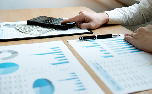 ?？诠咀运璨牧?></p><h3>?？诠咀运璨牧霞傲鞒?/h3><p>在了解“?？诠咀赞k理條件是什么”之后，準備材料和熟悉流程同樣重要。</p><p>一、注冊所需材料</p><p>一般包括以下內(nèi)容：</p><p>1. 公司名稱(3-5個備選)</p><p>2. 股東及法人身份證明</p><p>3. 注冊地址證明材料</p><p>4. 公司章程</p><p>5. 經(jīng)營范圍說明</p><p>6. 注冊資本及股權(quán)比例說明</p><p>材料準備齊全，可以大大提高注冊效率。</p><p>二、?？诠咀粤鞒?/p><p>標準流程如下：</p><p>1. 公司核名</p><p>提交名稱進行審核，這是注冊的第一步。</p><p>2. 提交注冊資料</p><p>通過線上或線下提交工商注冊資料。</p><p>3. 領(lǐng)取營業(yè)執(zhí)照</p><p>審核通過后即可領(lǐng)取營業(yè)執(zhí)照。</p><p>4. 刻章備案</p><p>包括公章、財務章、法人章等。</p><p>5. 銀行開戶</p><p>為公司開設(shè)基本賬戶。</p><p>6. 稅務登記</p><p>完成稅務報到，企業(yè)即可正式運營。</p><p>整個流程通常3-7個工作日即可完成，在政策支持下，?？谧孕瘦^高。</p><h3>?？诠咀再M用及常見問題補充</h3><p>在關(guān)注“?？诠咀赞k理條件是什么”的同時，費用問題也是創(chuàng)業(yè)者關(guān)心的重點。</p><p>1. 注冊費用情況</p><p>- 工商注冊：一般免費</p><p>- 刻章費用：約300-800元</p><p>- 銀行開戶：不同銀行收費不同</p><p>- 代理服務費：根據(jù)服務內(nèi)容而定</p><p>總體來看，注冊成本較低，非常適合初創(chuàng)企業(yè)。</p><p>2. 常見問題說明</p><p>- 地址異常怎么辦?需及時變更或補充材料</p><p>- 經(jīng)營范圍寫錯怎么辦?可后期變更</p><p>- 是否必須有辦公場地?部分園區(qū)支持掛靠</p><p>這些問題也是圍繞“?？诠咀赞k理條件是什么”延伸出來的實際操作細節(jié)，建議提前規(guī)劃。</p><h3>總結(jié)</h3><p>通過本文可以清晰了解“?？诠咀赞k理條件是什么”，從股東資格、注冊地址到經(jīng)營范圍，再到材料準備與辦理流程，每一步都至關(guān)重要。只有全面掌握這些要點，才能確保注冊過程順利、高效，避免反復修改帶來的時間成本。</p><p>如果您對?？诠咀粤鞒倘杂幸蓡枺蛳Ｍ?jié)省時間、提高辦理效率，建議隨時咨詢專業(yè)機構(gòu)。?？阢茣嬙诠咀浴⒋碛涃~等方面擁有豐富經(jīng)驗，能夠為您提供一站式服務，幫助您快速完成公司注冊，輕松開啟創(chuàng)業(yè)之路。</p><div   id=